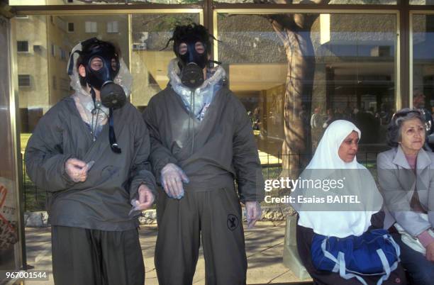 Exercice de défense civile avec masques à gaz pendant la crise du Golfe le 14 janvier 1991 à Jérusalem, Israël.