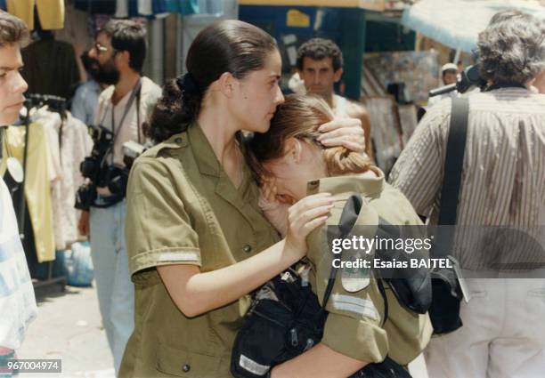 Emotion d'une femme de la police israélienne après un attentat à la bombe à Jérusalem le 28 mai 1990 en Israël.