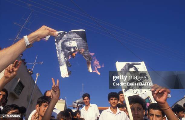 Portrait du président égyptien Hosni Moubarak brûlé lors de la manifestation pro-Saddam Hussein pendant la crise du Golfe le 18 août 1990 à Kafr...