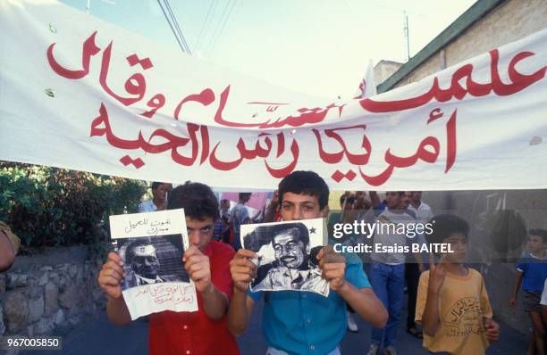 Portrait de Hosni Moubarak et Saddam Hussein lors de la manifestation pro-Saddam Hussein pendant la crise du Golfe le 18 août 1990 à Kafr Kana,...