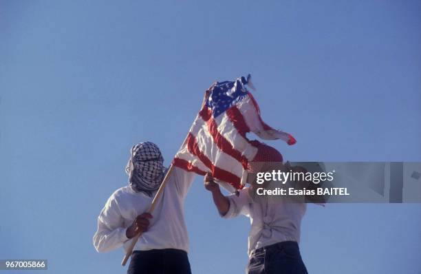 Drapeau américain brandi pendant la manifestation pro-Saddam Hussein pendant la crise du Golfe le 18 août 1990 à Kafr Kana, Israël.