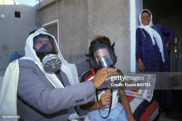 Palestiniens équipés de masques à gaz dans les territoires occupés pendant la crise du Golfe le 26 août 1980 en Israël.