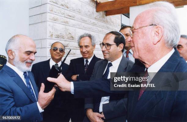 Rencontre entre le roi Hussein de Jordanie et Yitzhak Rabin avant la signature des accords de paix le 17 octobre 1994 à Amman, Jordanie.