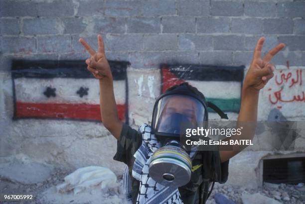 Enfant palestinien portant un masque à gaz dans les territoires occupés pendant la crise du Golfe le 26 août 1980 en Israël.