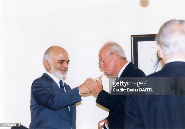 Rencontre entre le roi Hussein de Jordanie et Yitzhak Rabin avant la signature des accords de paix le 17 octobre 1994 à Amman, Jordanie.