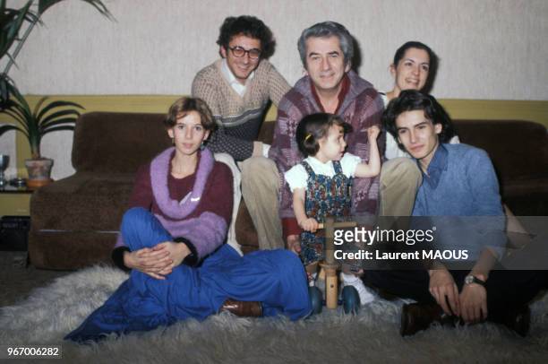Daniel Gélin en famille avec son épouse Lydie assise à sa gauche et ses enfants Xavier assis à sa droite et au premier rang, Fiona, Laura et Manuel...