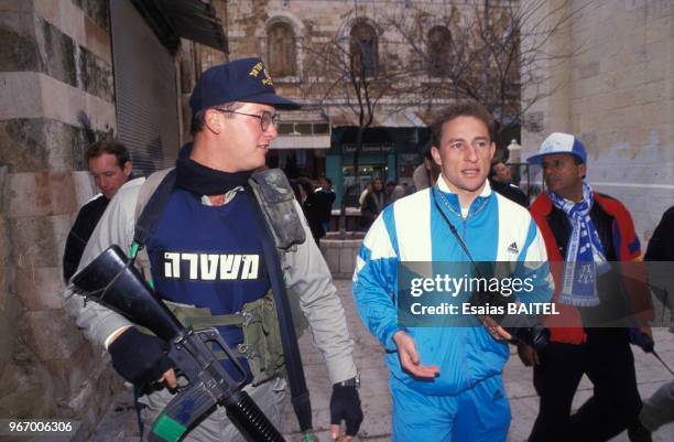 Le joueur de football de l'Olympique de Marseille Jean-Pierre Papin à Jérusalem le 14 janvier 1992, Israël.