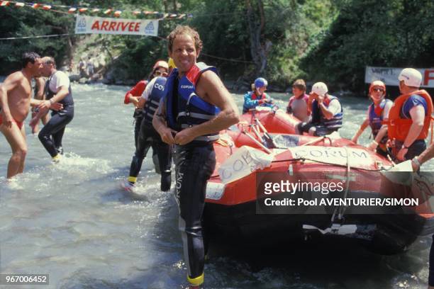 Le journaliste Patrick Poivre d'Arvor participe au Grand Prix de France de rafting aux Arcs le 13 juillet 1987, France.