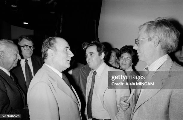 François Mitterrand dans les coulisses de l'émission télévisée de Bernard Pivot 'Apostrophes' avec à droite l'historien Emmanuel Leroy-Ladurie le 15...