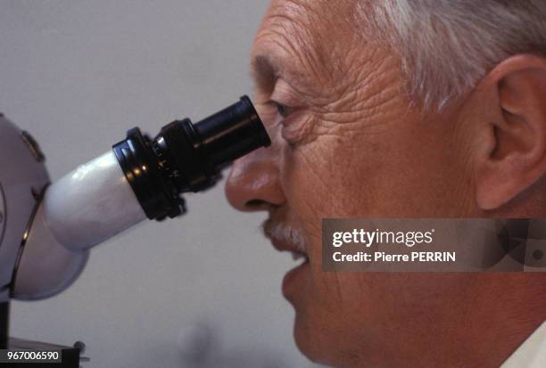 Portrait du Pr Jérôme Lejeune, généticien, dans son laboratoire le 25 avril 1984 à Paris, France.