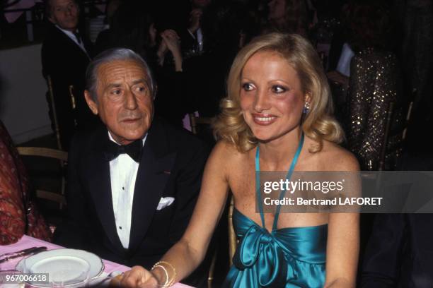 Stavros Niarchos avec la baronne Sylvia de Waldner lors d'un dîner le 21 avril 1979 à Trouville, France.