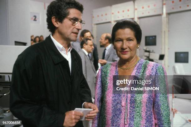 Simone Veil sur un plateau de télévision avec Claude Lelouch le 24 mai 1989 à Paris, France.