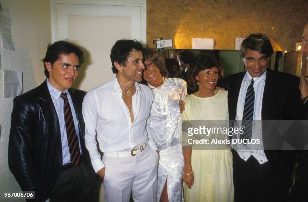 Sacha Distel avec son épouse Francine, son fils Julien et les acteurs Luc Merenda et Chantal Nobel dans sa loge à l'Olympia le 23 avril 1985 à Paris,...