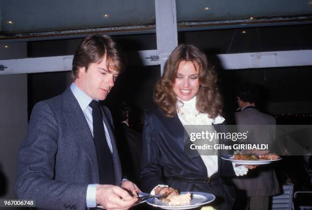 Robertino Rossellini avec une amie lors d'une soirée le 19 avril 1981 à Monaco.