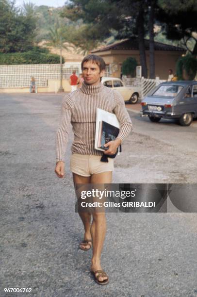 Rudolf Noureev en short se rend à la plage le 28 août 1978 à Monaco.