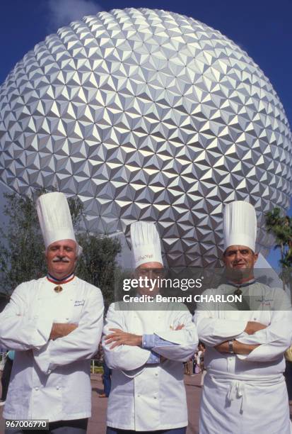 Les cuisiniers Roger Vergé, Gaston Lenôtre et Paul Bocuse représentent la France à Epcot Center en Floride le 21 ocotbre 1982 à Orlando, Etats-Unis.