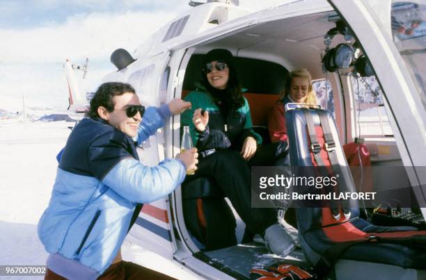 Philip Niarchos à côté de son hélicoptère avec au centre son amie Manuella Papatakis le 16 janvier 1978 à Saint-Moritz, Suisse.