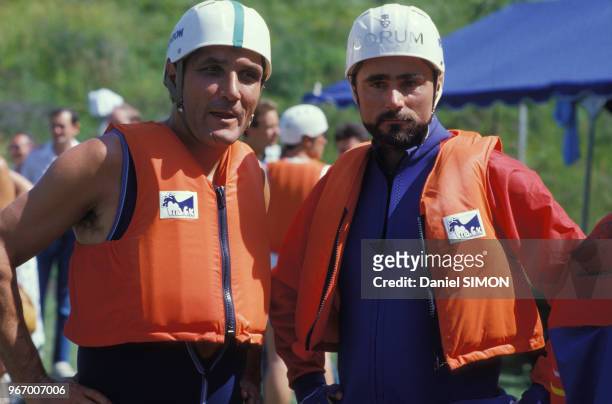 Le présentateur des 'Dossiers de l'écran' à la télévision Alain Jérôme et Thierry Sabine lors d'une épreuve de rafting le 14 juillet 1985 aux Arcs,...