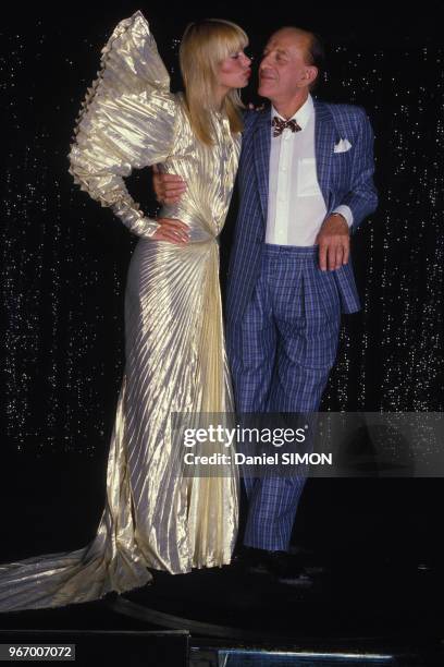 La meneuse de revue Lova Moor et Alain Bernardin, directeur du cabaret le Crazy Horse le 24 juin 1985 Ã Paris, FrancE.
