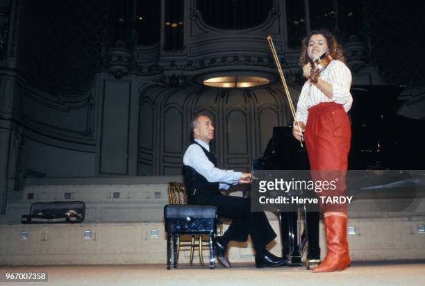 La violoniste Anne-Sophie Mutter et le pianiste Alexis Weissenberg lors d'un concert classique le 15 avril 1983 à Paris, France.