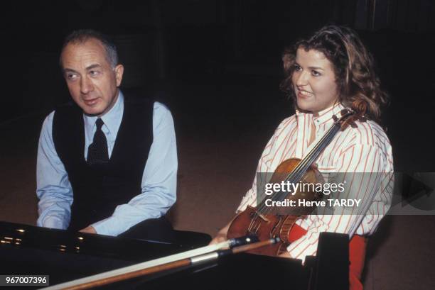 La violoniste Anne-Sophie Mutter et le pianiste Alexis Weissenberg lors d'un concert classique le 15 avril 1983 à Paris, France.