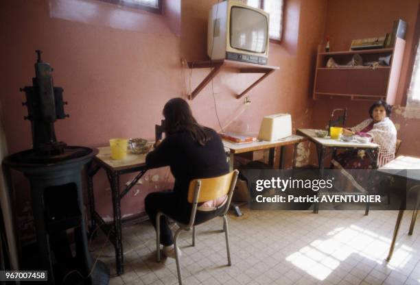 Vie quotidienne dans le quartier des femmes à la maison d'arret de Rion le 20 mars 1984, France.