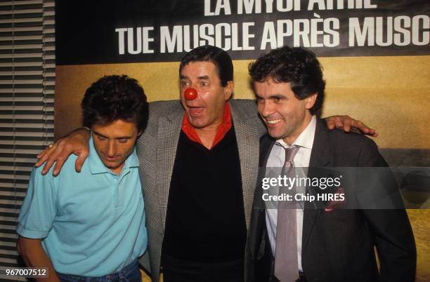 Gérard Holtz, Jerry Lewis et Claude Sérillon lors du Téléthon le 25 novembre 1987 à Paris, france.