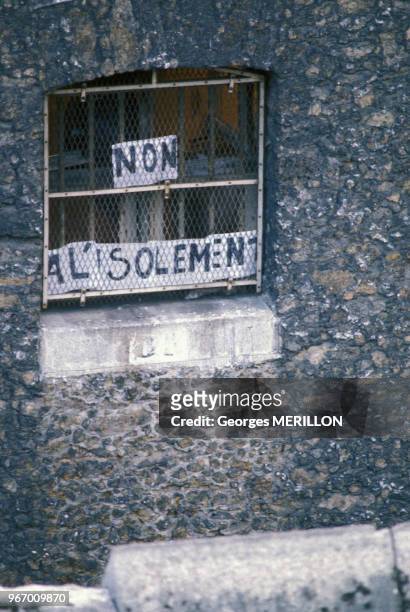 Détenus protestant contre l'isolement carcéral à la prison de la Santé le 20 juillet 1988 à Paris, France.