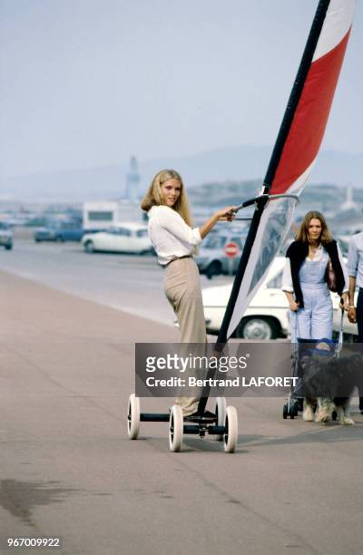 Jenna de Rosnay fait du speedsail le 20 septembre 1980 au Touquet, France.