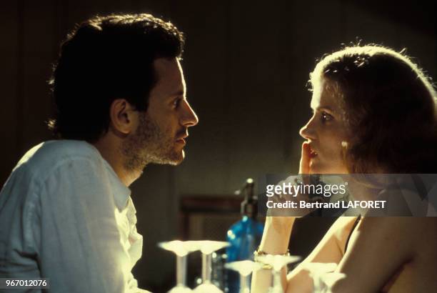Francis Huster et Barbara Sukowa lors du tournage du film 'Equateur' de Serge Gainsbourg le 31 janvier 1983 au Gabon.