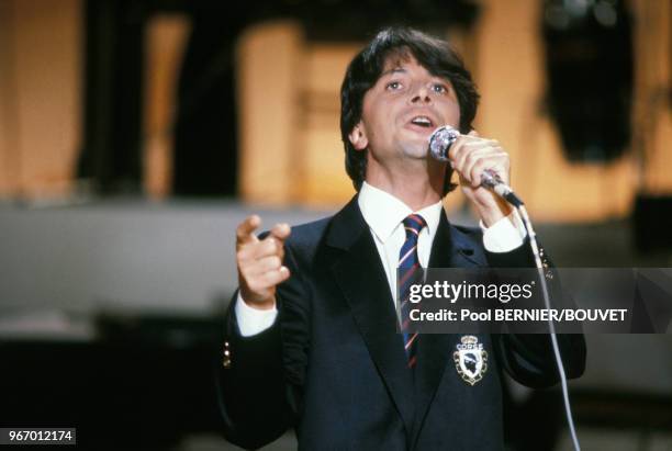 Hervé Vilard chante dans une émission de télévision le 28 septembre 1983 à Paris, France.