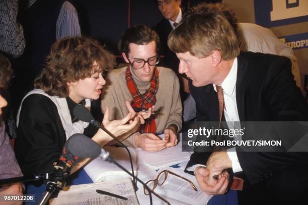 Le ministre de l'Enseignement supérieur Alain Devaquet et Isabelle Thomas, vice-présidente de l'UNEF, lors d'un débat à la radio sur le projet de...