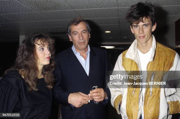 Roger Vadim avec son fils Christian et l'actrice Philippine Leroy-Beaulieu le 13 avril 1983, France.