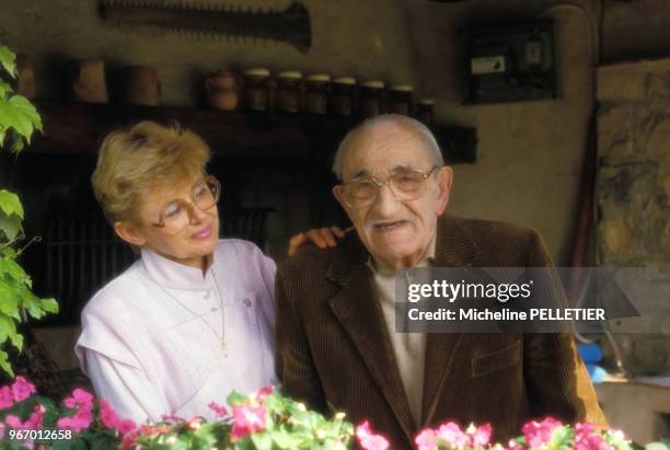 Charles Vanel chez lui sur la Côte d'Azur avec son épouse Arlette le 14 mai 1985, France.