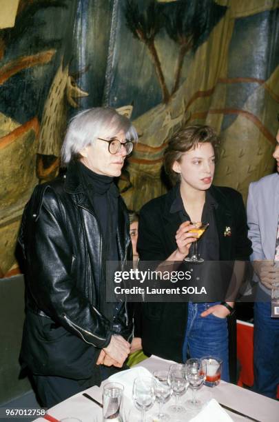 Andy Warhol et Kate Barry à une soirée au Palace le 17 avril 1986 à Paris, France.