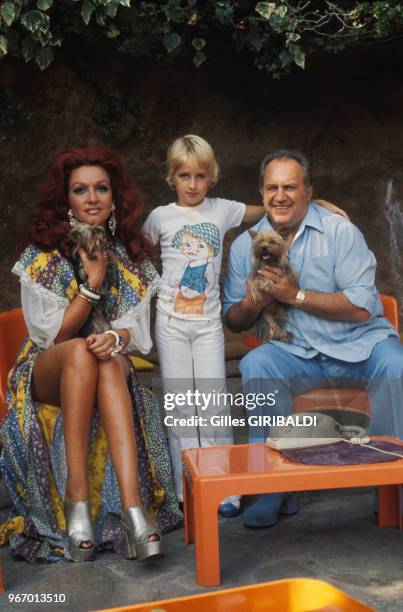 Le compositeur et producteur Francis Lopez avec son fils Rodrigo, son épouse Anja et leurs chiens Yorkshire dans leur villa le 28 juillet 1973 à...