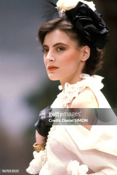 Inès de la Fressange lors du défilé Haute Couture Chanel Printemps-Eté 1985 le 29 janvier 1985 Paris, France.