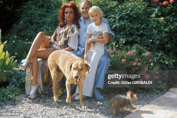 Le compositeur et producteur Francis Lopez avec son fils Rodrigo et son épouse Anja dans leur villa le 28 juillet 1973 à Cannes, France.