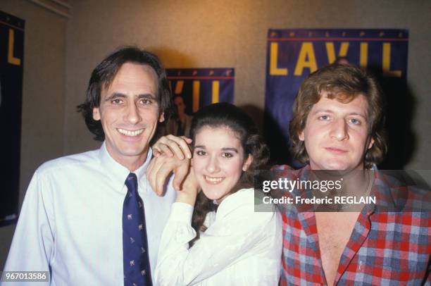 Philippe Lavil reçoit en coulisses Céline Dion et Patrick Sébastien lors d'un concert le 28 novembre 1984 à Paris, France.