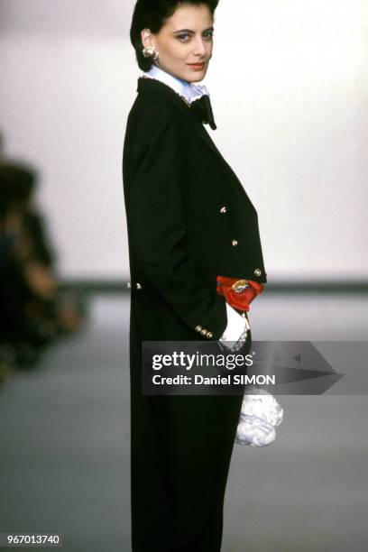 Inès de la Fressange au défilé Chanel Prêt-à-porter Automne-Hiver 1987-1988 le 21 mars 1987 à Paris, France.