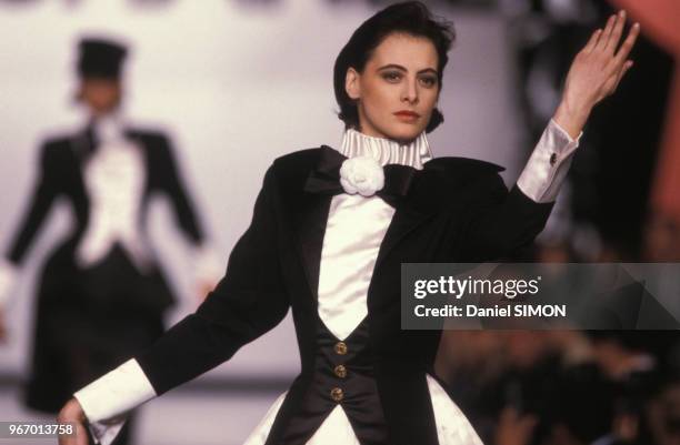 Inès de la Fressange au défilé Chanel Prêt-à-porter Automne-Hiver 1987-1988 le 21 mars 1987 à Paris, France.