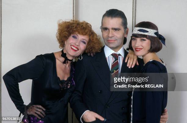 Karl Lagerfeld avec les actrices Stéphane Audran et Jane Seymour le 17 juillet 1984 à Paris, France.