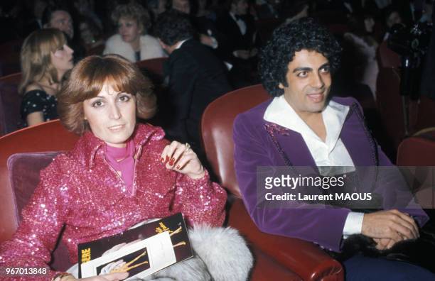 Enrico Macias et son épouse Suzy lors d'un gala aux Folies Bergère le 25 mars 1977 à Paris, France.