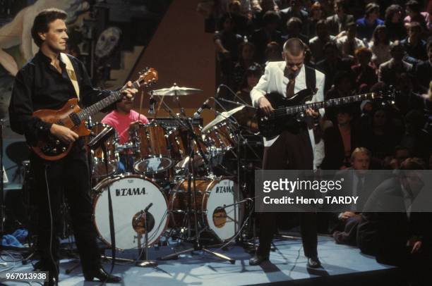 Le guitariste John McLaughlin, à gauche, dans l'émission de télévision 'Le Grand Echiquier' le 23 janvier 1984 à Paris, France.