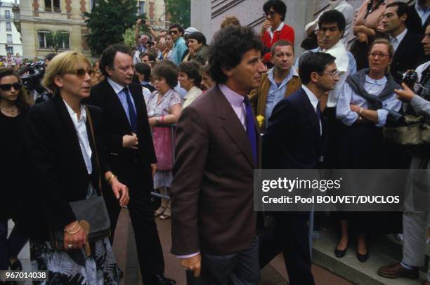 Jack Lang, Paul Lederman et Jacques Attali aux obsèques de Coluche le 23 juin 1986 à Paris, France.