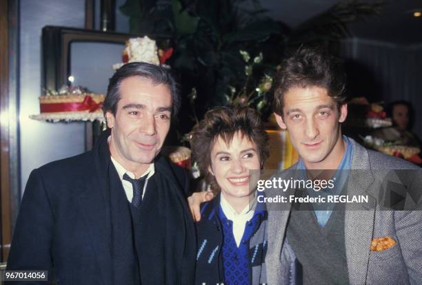 Pierre Arditi, Miou-Miou et Vincent Lindon lors d'un première le 18 novembre 1985 à Paris, France.