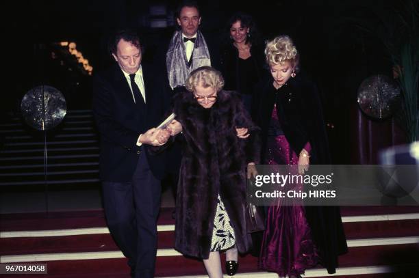 La mère de Coluche Simone Colucci aux Victoires de la Musique au Lido soutenue notamment par l'imprésario Paul Lederman le 22 novembre 1986 à Paris,...