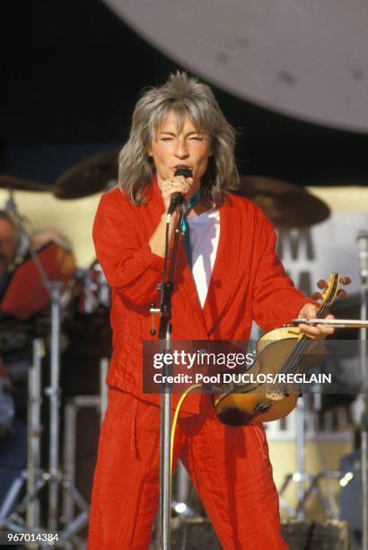 La chanteuse Catherine Lara au concert 'Chanteurs sans frontières' pour l'Ethiopie le 13 décembre 1985 à La Courneuve, France.