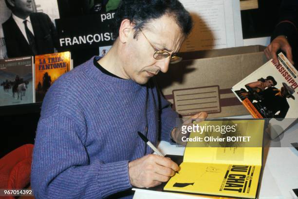 Moebius, dessinateur, lors d'une séance de dédicace le 29 janvier 1985 à Angoulême, France.