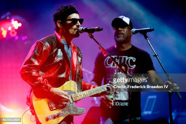 Singer-songwriters Brad Paisley and Darius Rucker perform onstage during Nashville '80s Dance Party benefiting The Alzheimer's Association at Wild...